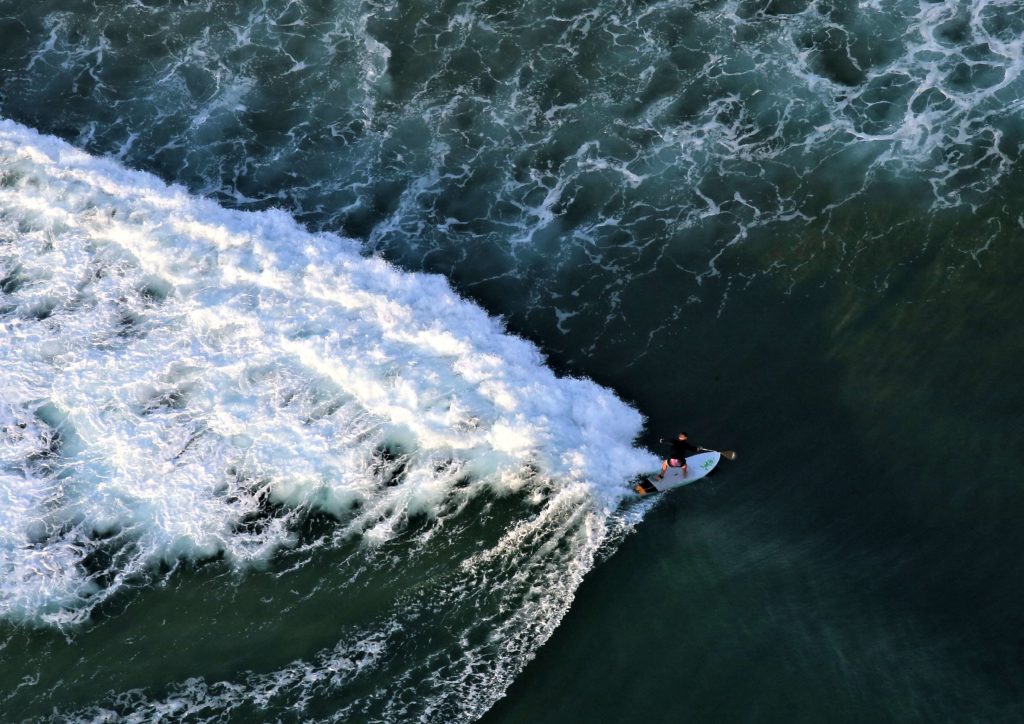 Surfer dans les destinations de vacances au Mozambique